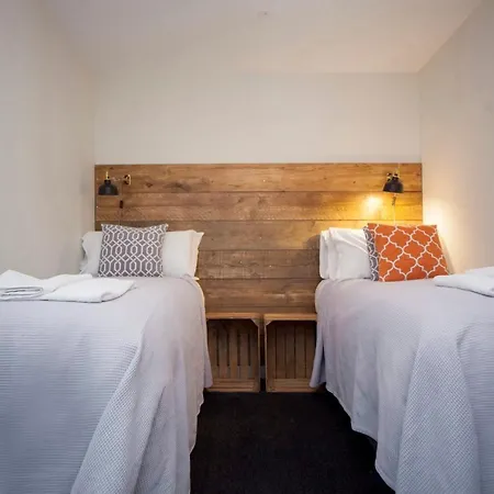 Higgihaus #3a 4 Bed Sleeps Up To 12 Big Groups Hip Location